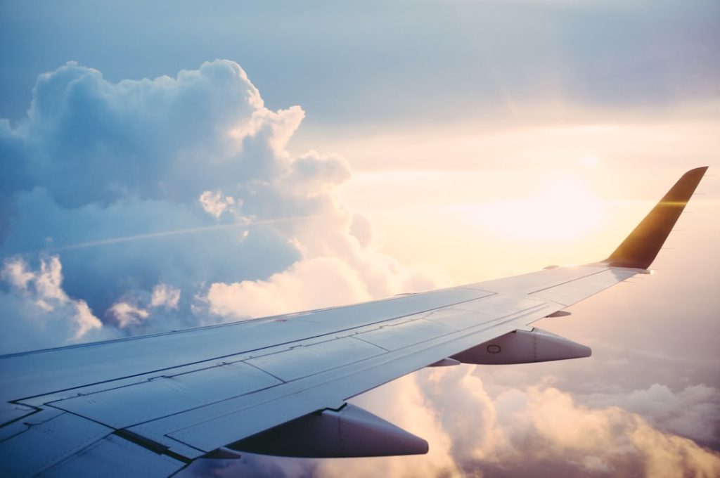 Kapal terbang komersial dalam penerbangan - foto oleh Ross Parmly, Unsplash